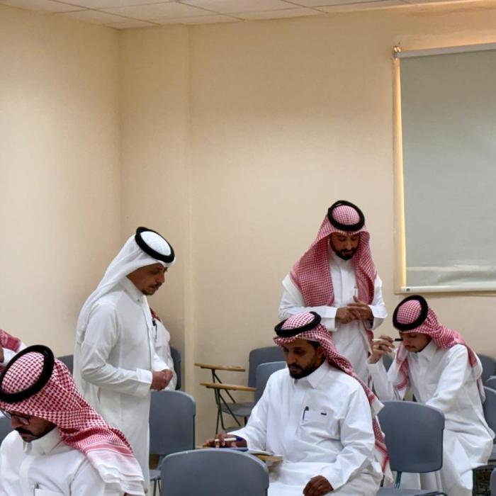 عميد الكلية يتفقد اختبارات الدراسات العليا