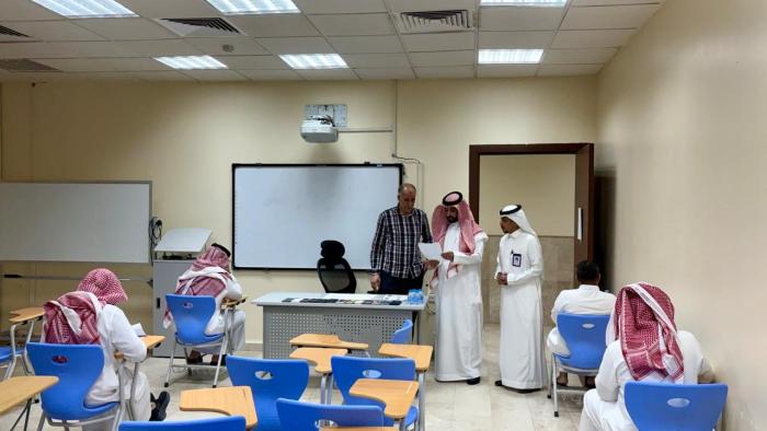 عميد الكلية يتفقد اختبارات الدراسات العليا