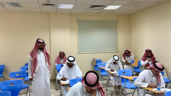 عميد الكلية يتفقد اختبارات الدراسات العليا