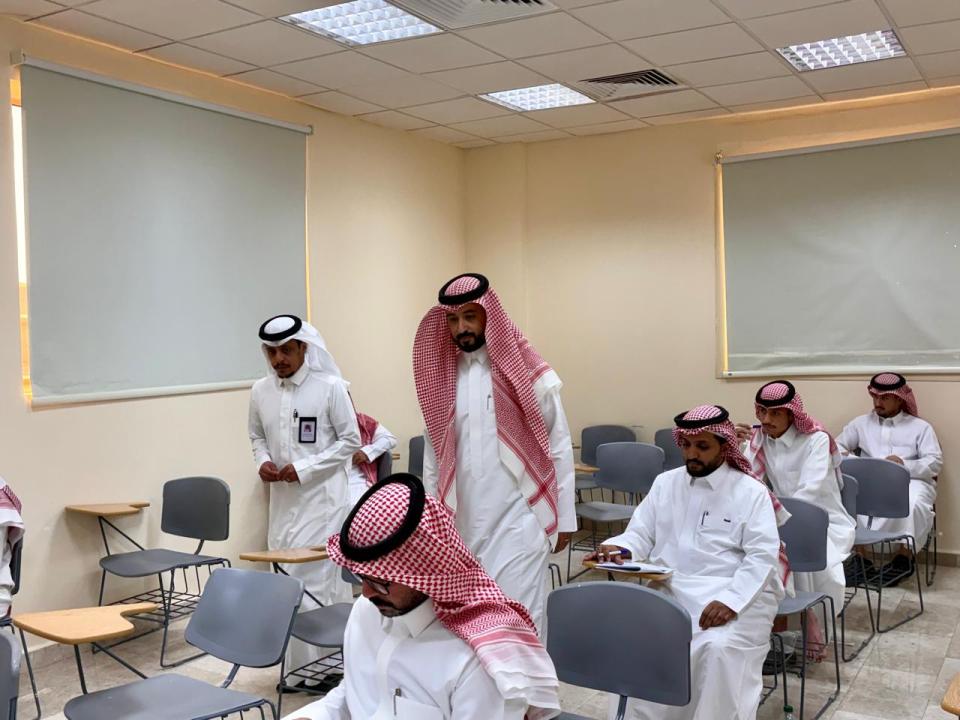 عميد الكلية يتفقد اختبارات الدراسات العليا
